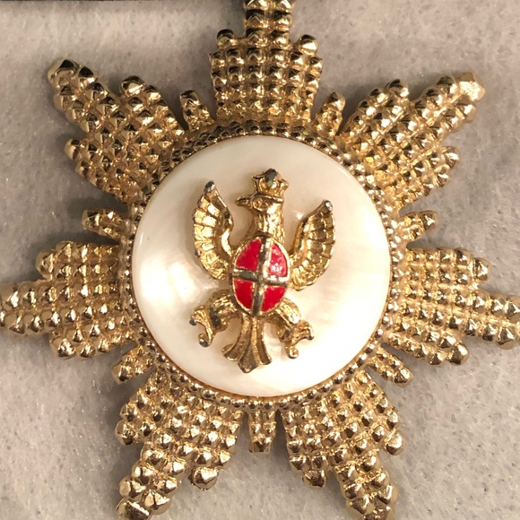 Gold Starburst Brooch - Picture 2 of 6